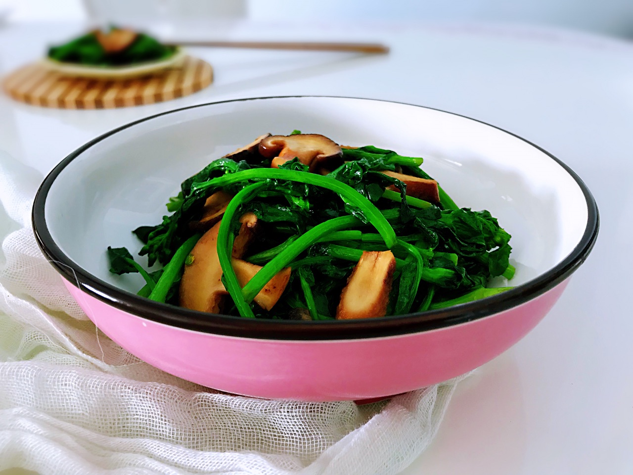 教你香菇油菜做法，几分钟就装盘，造型好看好吃，年夜饭必备菜谱 - 哔哩哔哩