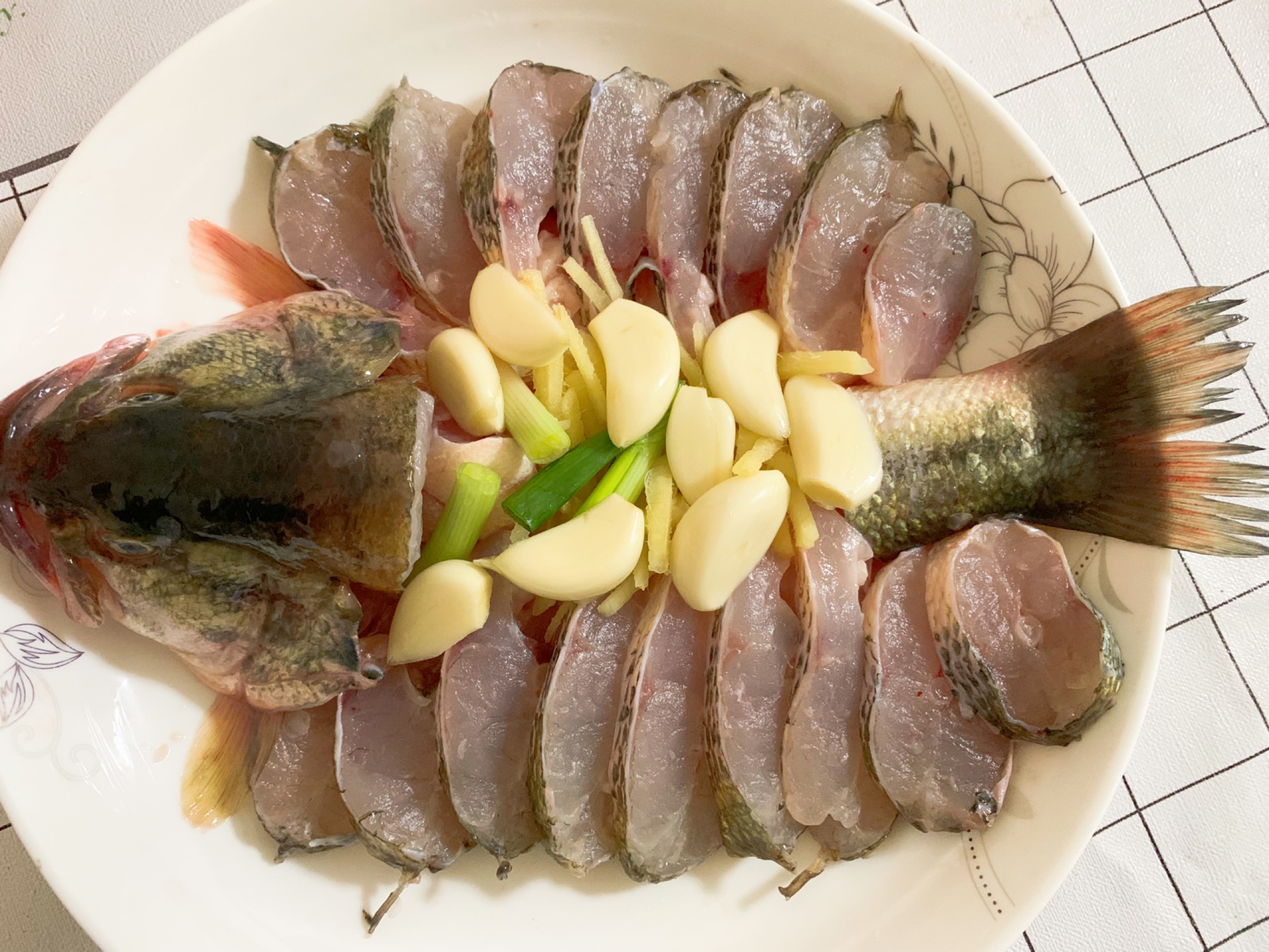 这才是正宗的清蒸鲈鱼的做法，肉质鲜嫩，香辣 - 哔哩哔哩