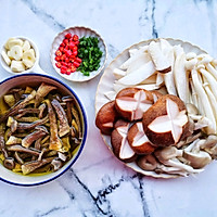 #橄榄中国味 感恩添美味#给肉都不换的菌菇煲的做法图解1