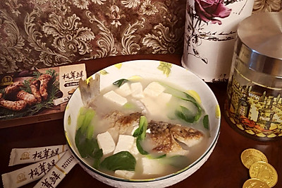 松茸鲜鲫鱼豆腐汤