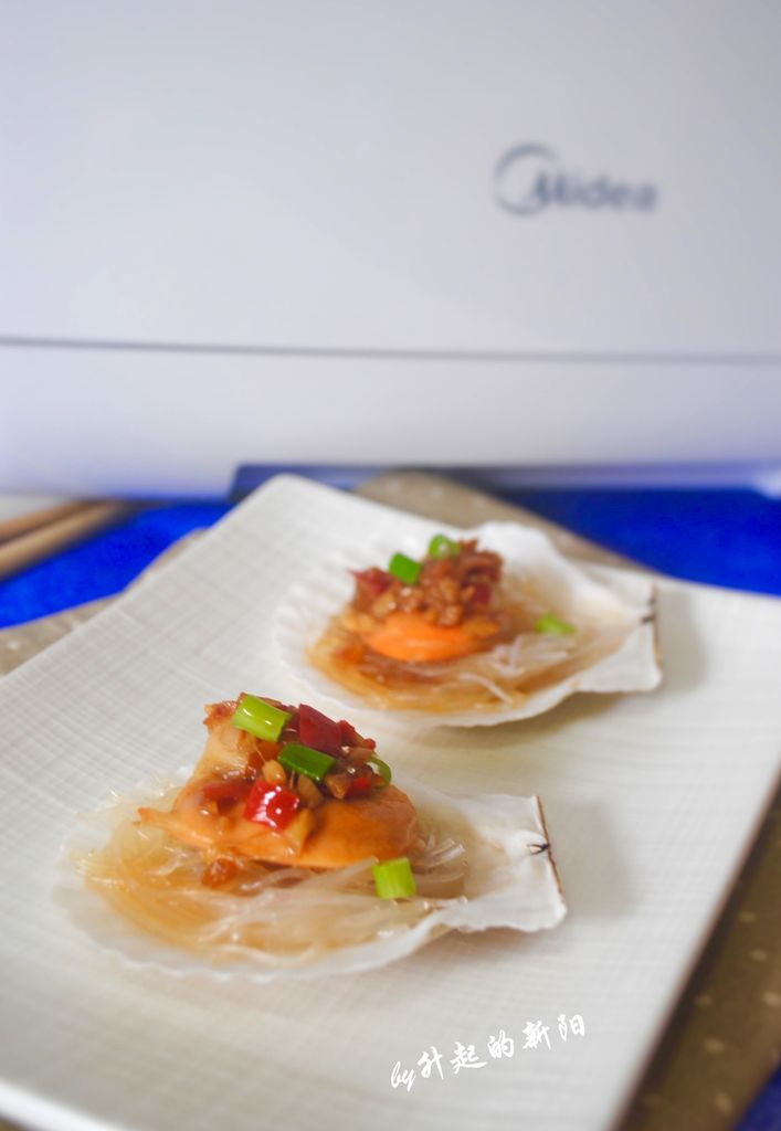 Steamed scallops with minced garlic and vermicelli