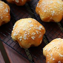 #健康甜蜜烘焙料理#杏仁豆沙花朵面包，胖乎乎很可爱的哟
