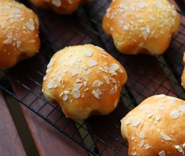 #健康甜蜜烘焙料理#杏仁豆沙花朵面包，胖乎乎很可爱的哟的做法