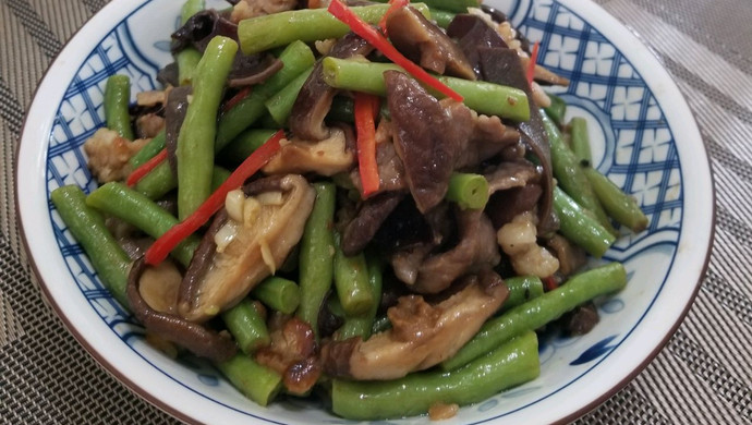 荤素搭配的家常小炒~香菇木耳瘦肉炒豆角