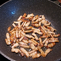 #餐桌上的春日限定#榨菜咸肉炒蒜叶的做法图解4