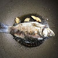 补血补钙之黑豆骨头鲫鱼汤的做法图解1