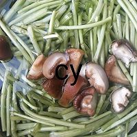 芦蒿香菇炒火腿肠的做法图解3