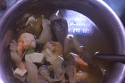 蘑菇豆腐鲜虾汤