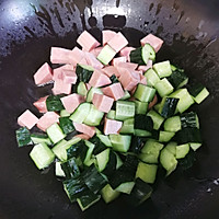 【八月家】3分钟超级快手菜——火腿肠炒黄瓜的做法图解2