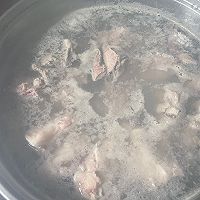 清热祛湿的木棉花猪骨汤的做法图解3