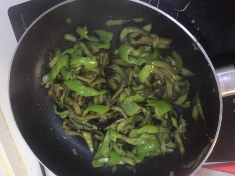 茄子炒尖椒的做法图解5