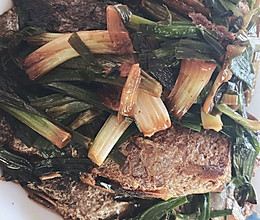 葱烤河鲫鱼。的做法