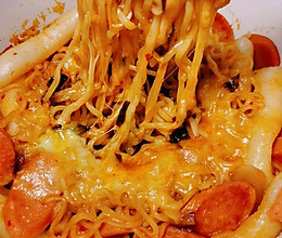 #一勺葱伴侣，成就招牌美味#韩式芝士年糕泡面的做法