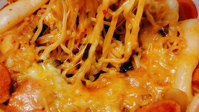#一勺葱伴侣，成就招牌美味#韩式芝士年糕泡面的做法