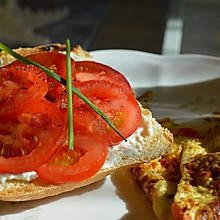 精致的意式番茄夏巴塔早餐
