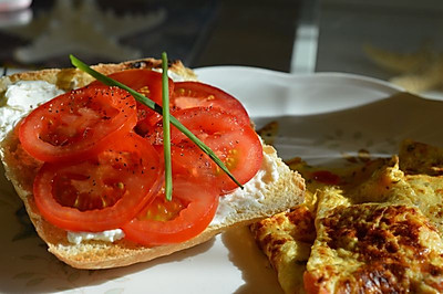 精致的意式番茄夏巴塔早餐