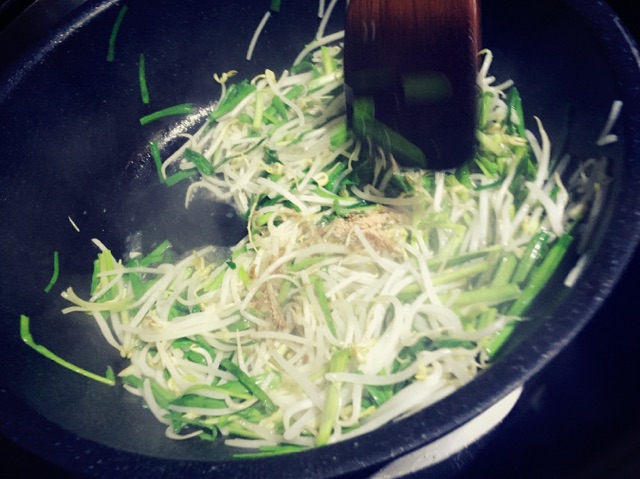 韭菜炒绿豆芽的做法图解6