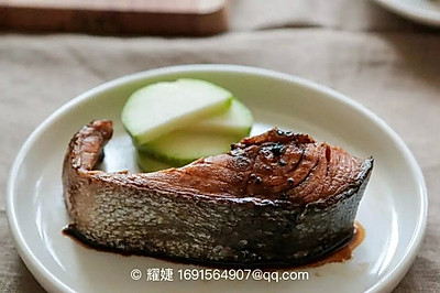 小朋友喜爱吃的照烧秋鲑鱼