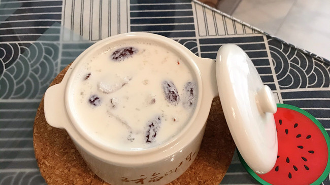 牛奶红枣炖雪燕桃胶的做法