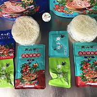 #春日时令，美味尝鲜#香肚虾仁酸汤粉&葱油饼的做法图解2