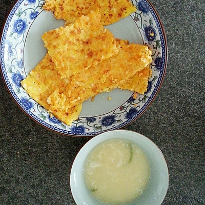 宝宝早餐食谱：胡萝卜蛋饼+玉米面甜沫