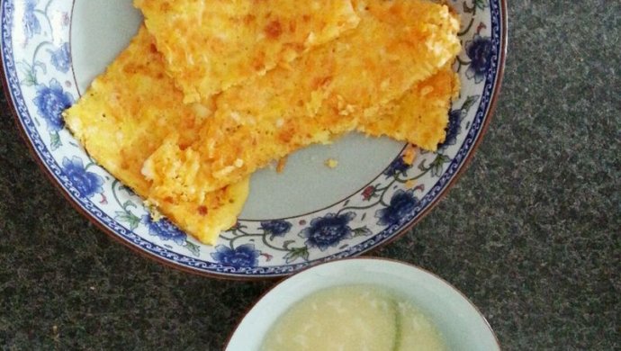 宝宝早餐食谱：胡萝卜蛋饼+玉米面甜沫