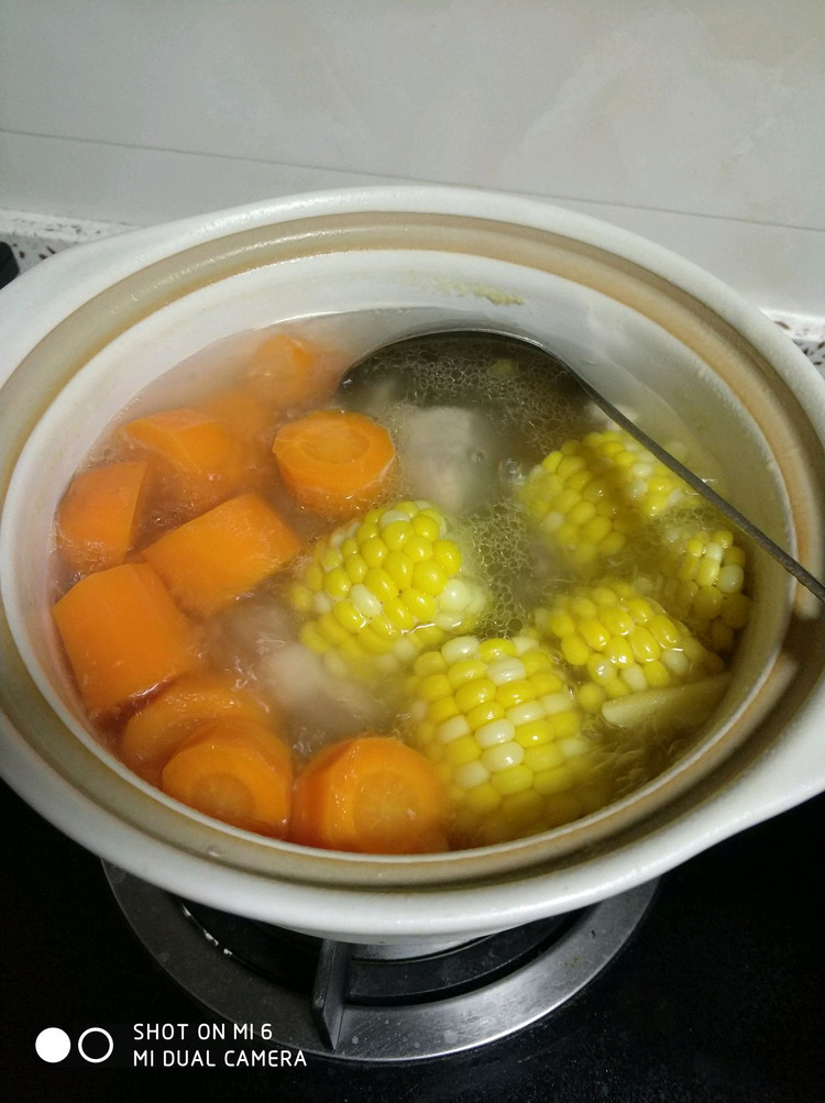 胡萝卜玉米骨头汤的做法