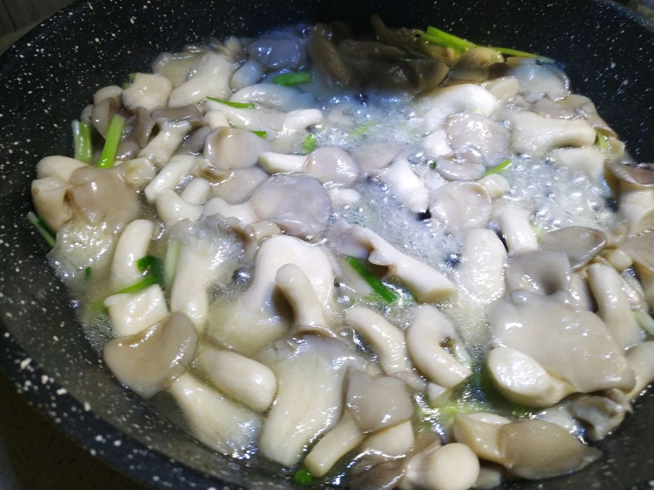 清炒蘑菇怎么做_清炒蘑菇的做法_杜小雨辰_豆果美食