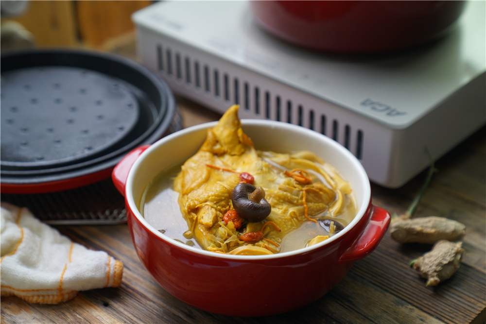 Chicken soup with three delicacies