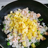 我不是菠萝，我是菠萝虾仁炒饭的做法图解10