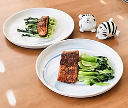 黑料理三文鱼配白菜的做法