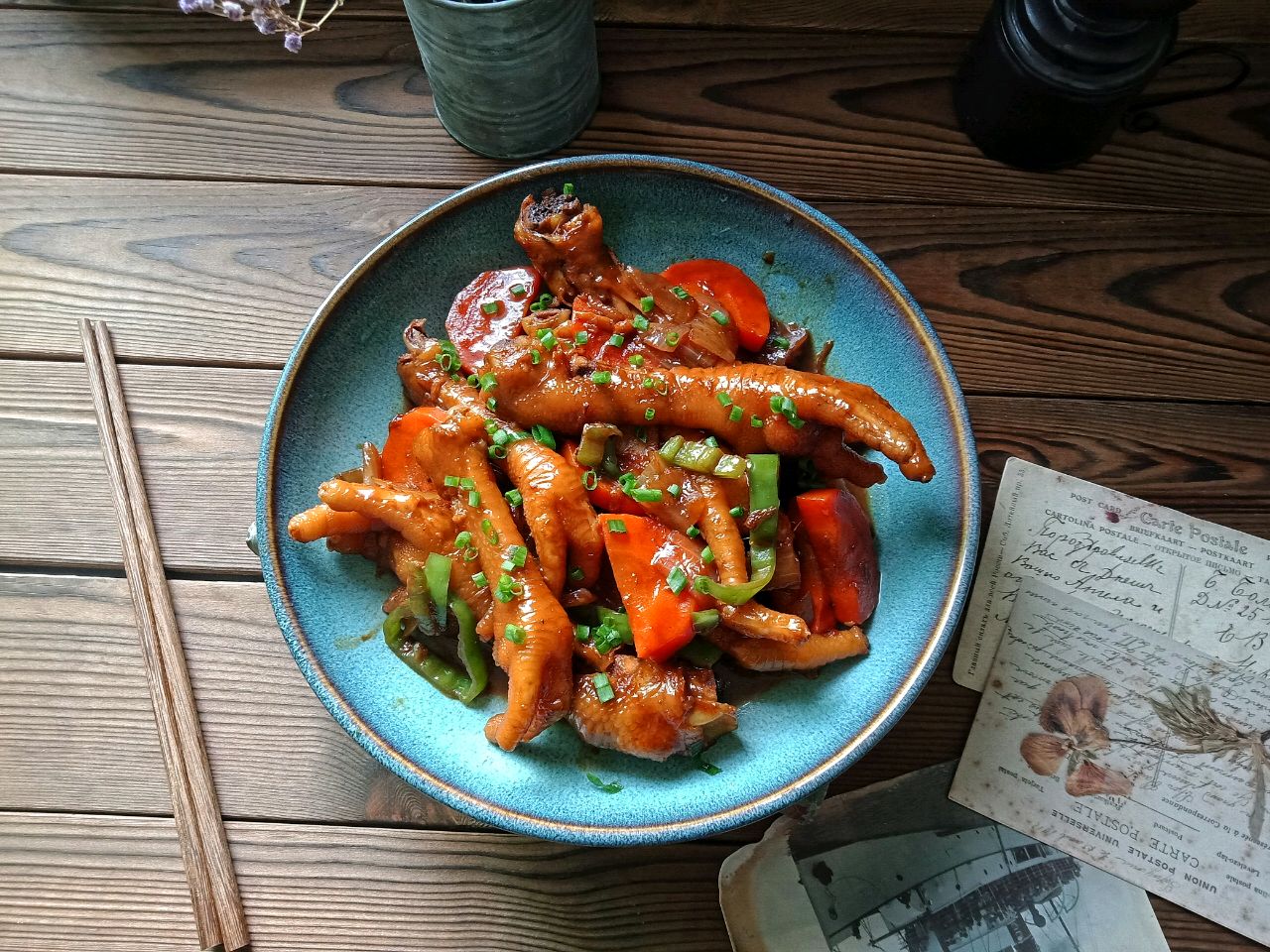 Stewed chicken feet with radish