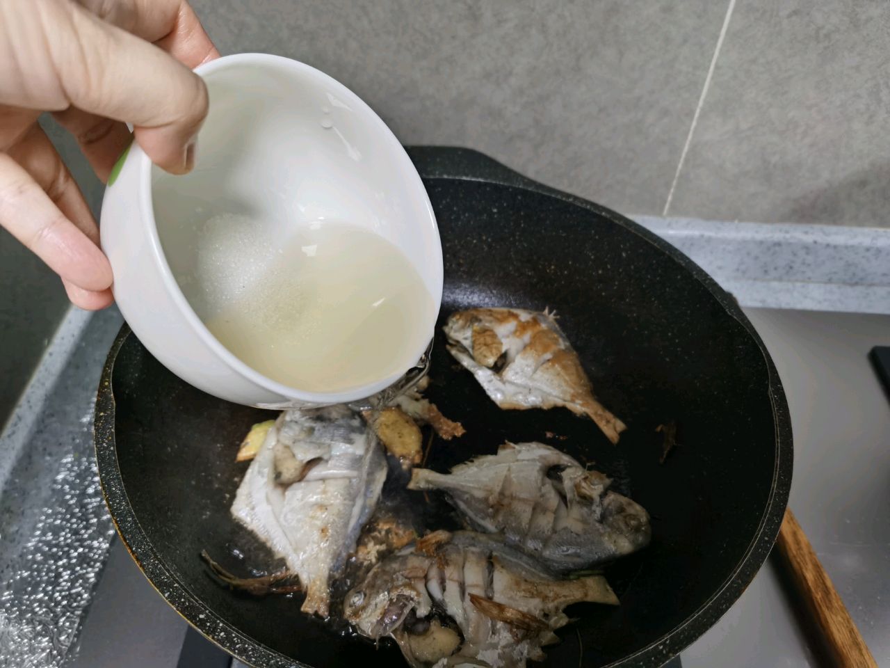 香煎太阳鱼怎么做_香煎太阳鱼的做法_豆果美食