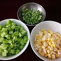 玉米青椒豌豆炒的做法图解1