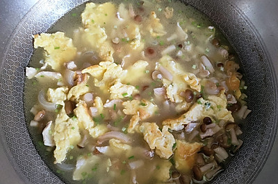 蘑菇鸡蛋肉片汤