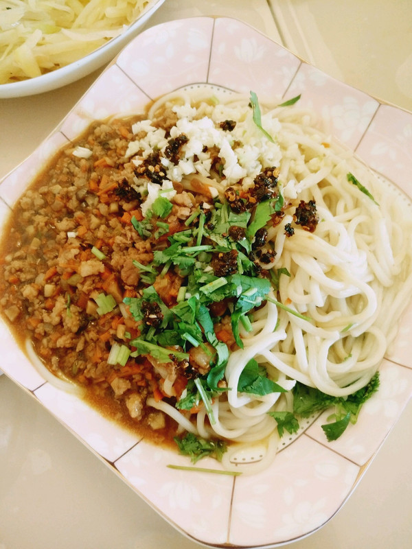 香喷喷的自制肉杂面条