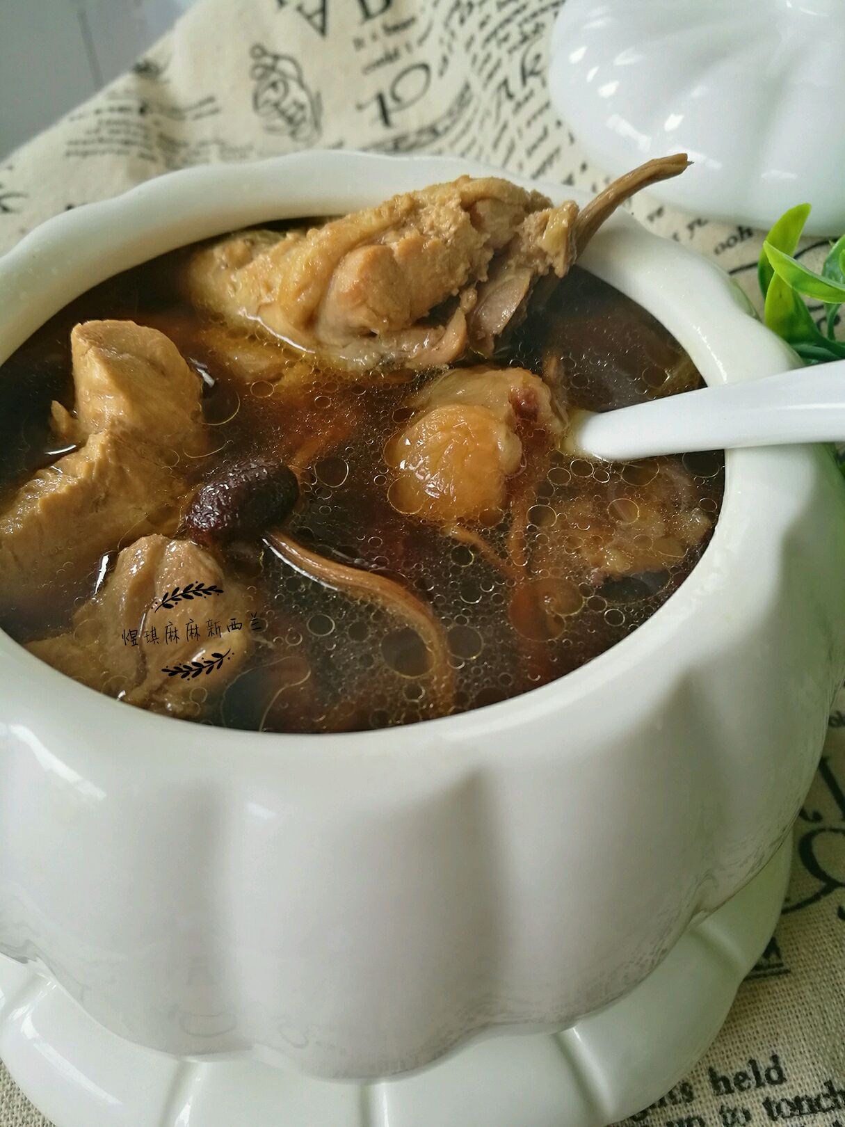 香菇煲鸡汤好吃的家常做法，步骤简单，汤鲜味美，鸡肉滑嫩不柴 - 哔哩哔哩