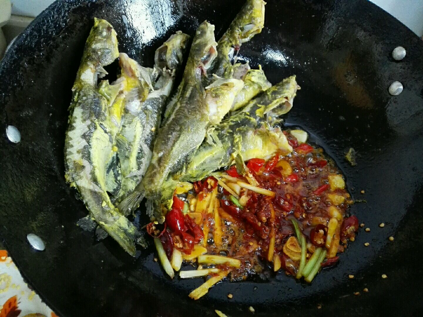红烧黄骨鱼、白灼海虾、猪手煲芸豆、蒜蓉炒苋菜 - 家在深圳