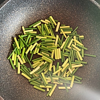 蘑菇炒蒜薹的做法图解2