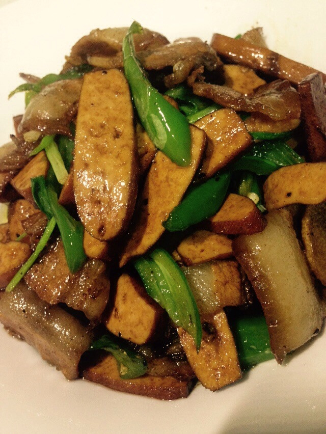 五花肉炒豆干的做法