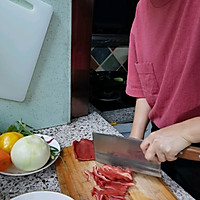 夏日的餐桌——凉拌猪耳的做法图解2