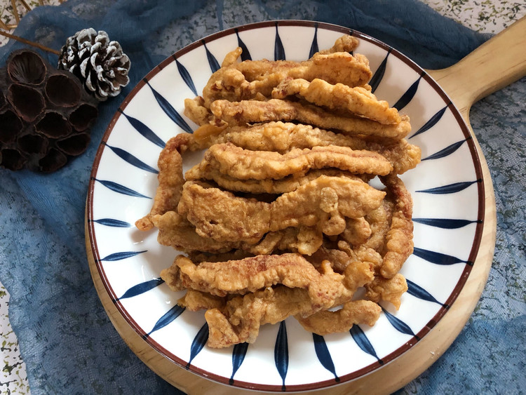 蒜香香酥里脊肉条，肉质香嫩，外表酥脆的做法