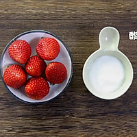 草莓酸奶棒棒糖 宝宝辅食食谱的做法图解1