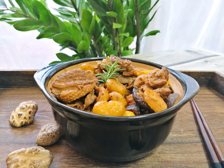 板栗香菇玉米焖鸭肉的做法
