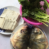 鱼头炖豆腐的做法图解1
