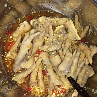 蒜蓉酸辣鸡脚的做法图解1