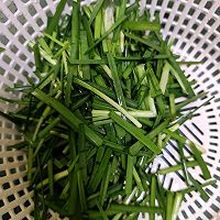 韭菜炒墨鱼饼的做法图解2