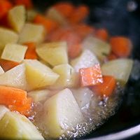 土豆烧胡萝卜的做法图解3
