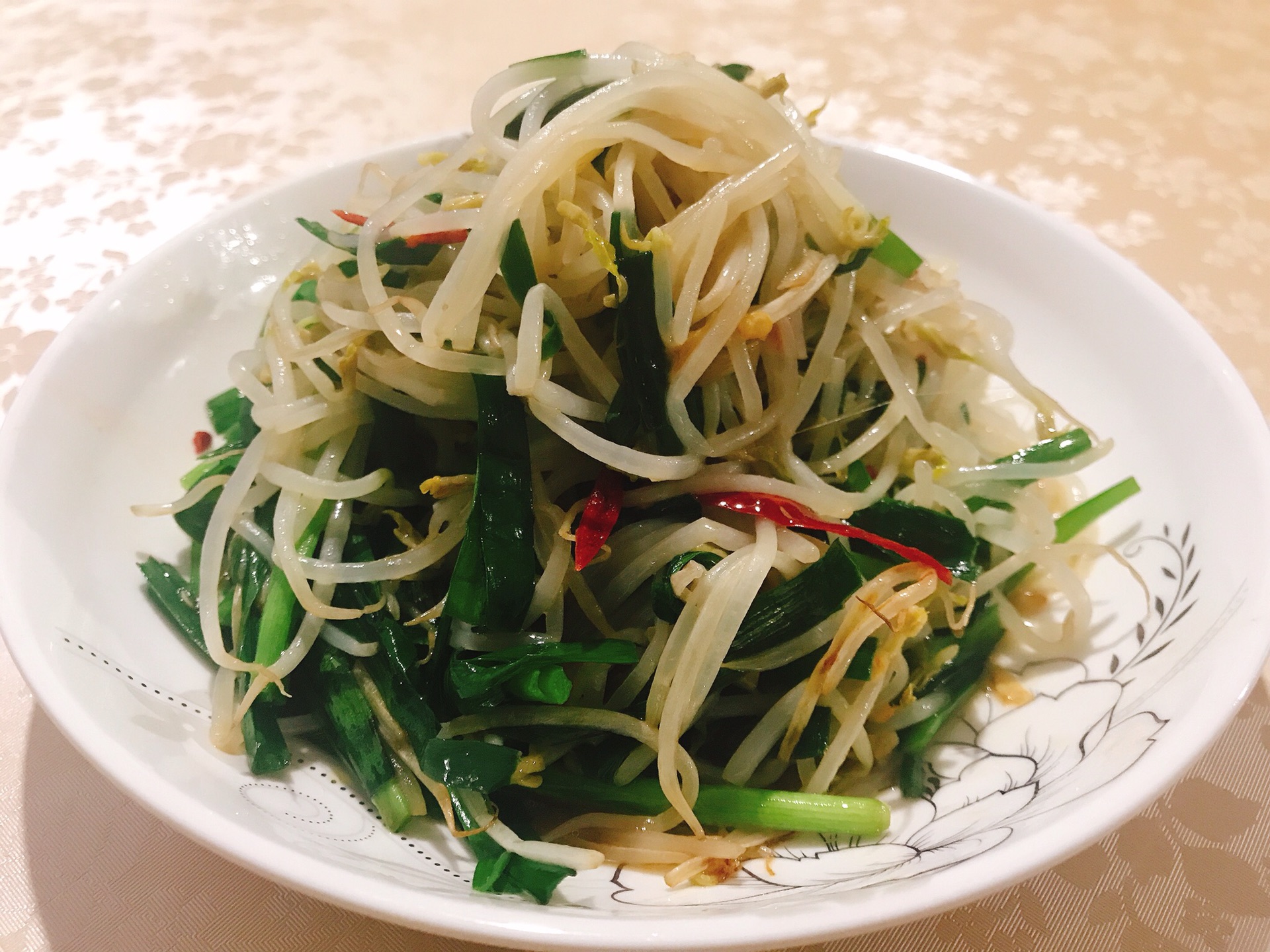 Stir fried mung bean sprouts with leek