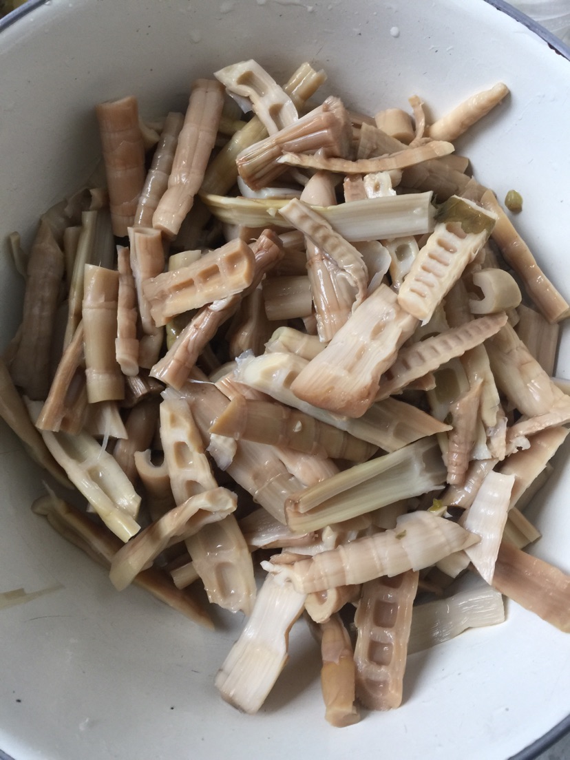 酸菜笋子兔的做法图解1